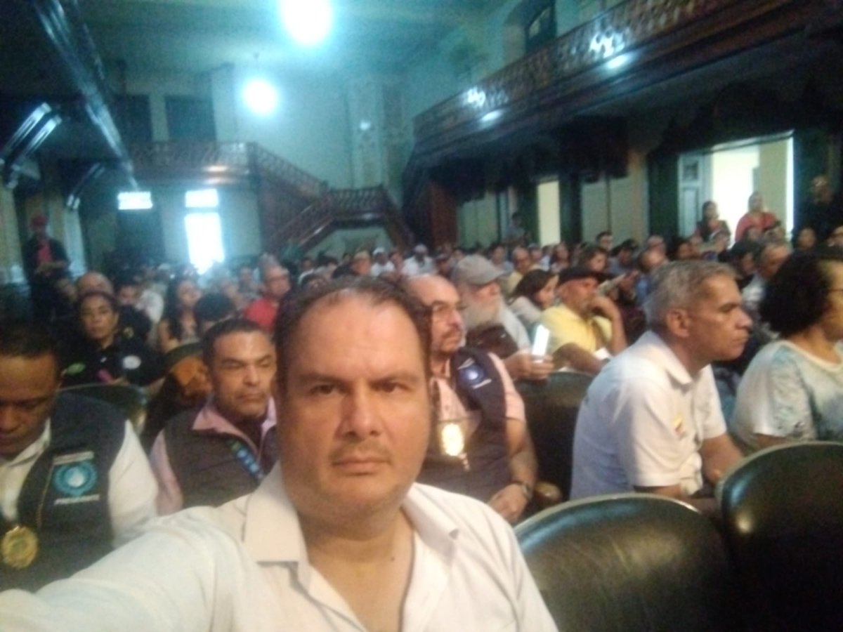 Weimar Guarín, Agenda Ciudadana:
"El modelo de desarrollo urbano es violento y genera desplazamiento. ¡Basta de inversiones que ignoran la realidad de los barrios! Es urgente enfrentar la violencia feminicida y la explotación sexual." 🚨🏘️ #JusticiaSocial #BarriosEnPaz