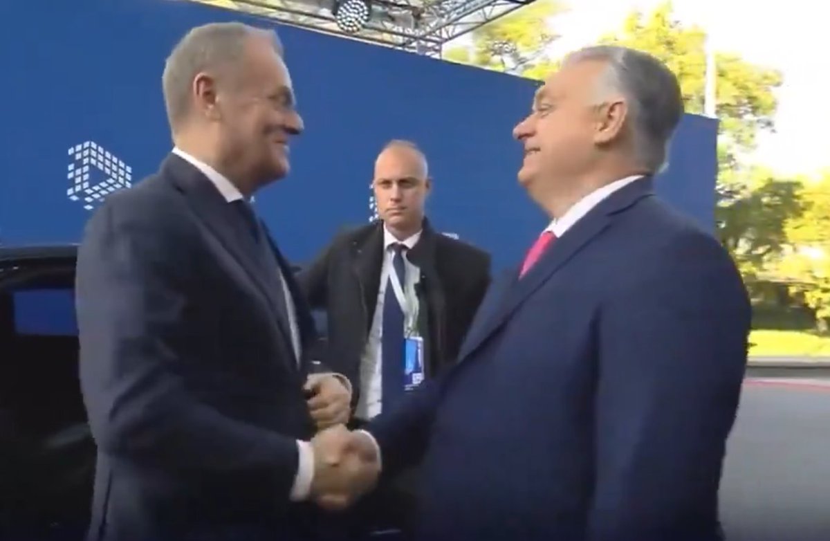 Kochani, ciężko w to uwierzyć, ale Andrzej Duda z uśmiechem na ustach wymieniał serdeczności z tym ruskim pachołkiem Victorem Orbanem! 

Donald Tusk nigdy by tego nie zrobił!