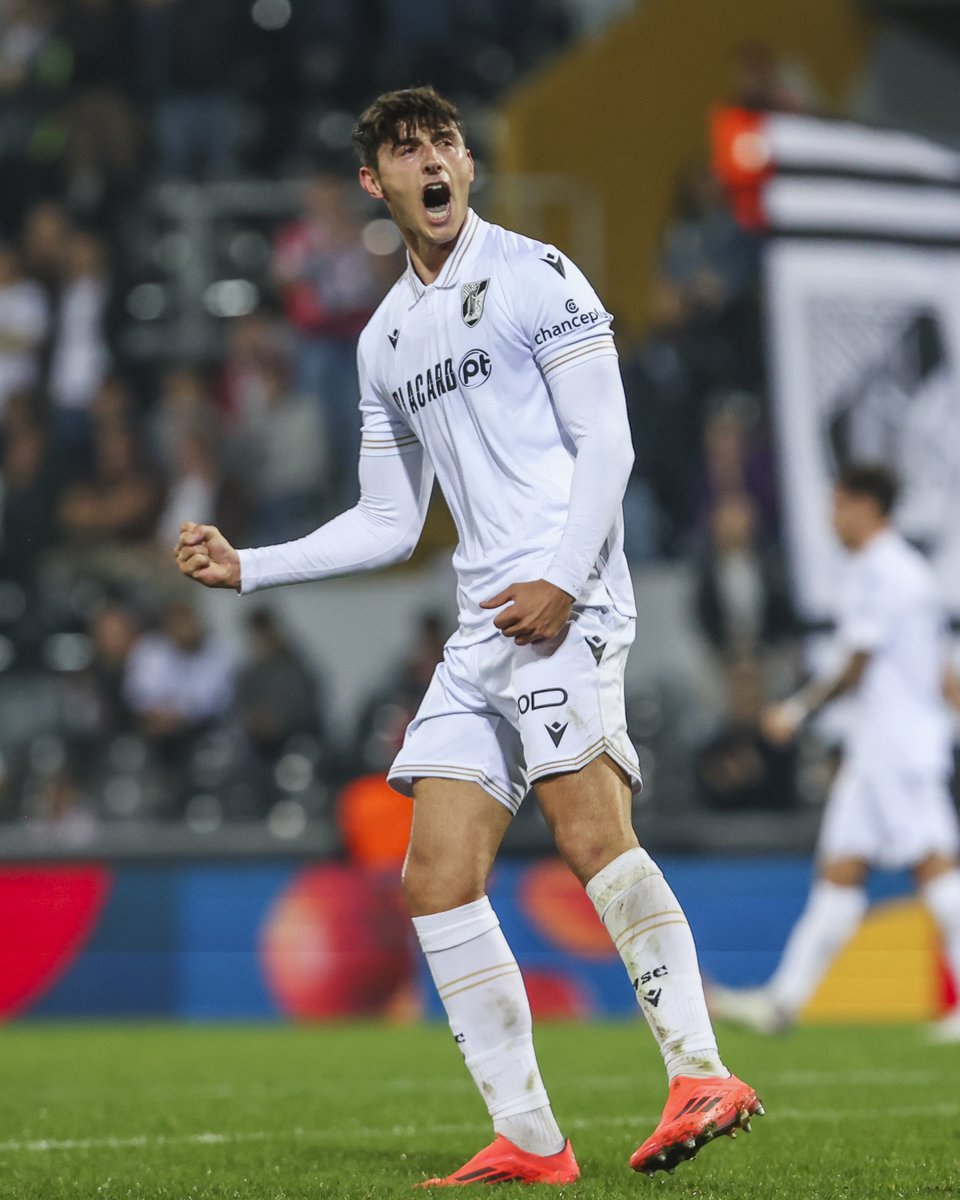 QUE ESTREIA! 🤯

✨ Óscar Rivas estreou-se a jogar de Rei ao peito, no D. Afonso Henriques… e com um golo nas competições europeias!

#EspíritoDeVitória • #UECL • #VSCFKMB