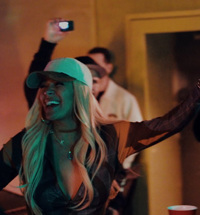 El himno de Colombia &amp; mundial 😎🇨🇴

+57 OUT NOW
+57 COLOMBIA GANG
KAROL G