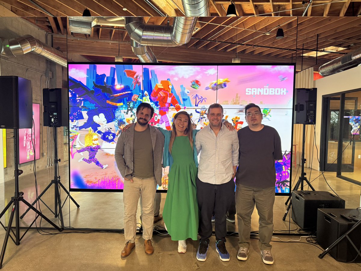 iamlorettachen's tweet photo. Smobler in The Sandbox LA ! 💙💙💙
The office has grown so much since I last visited exactly over a year ago ! #thesandbox #sandfam #arcfam https://t.co/JQEAhQjlLd