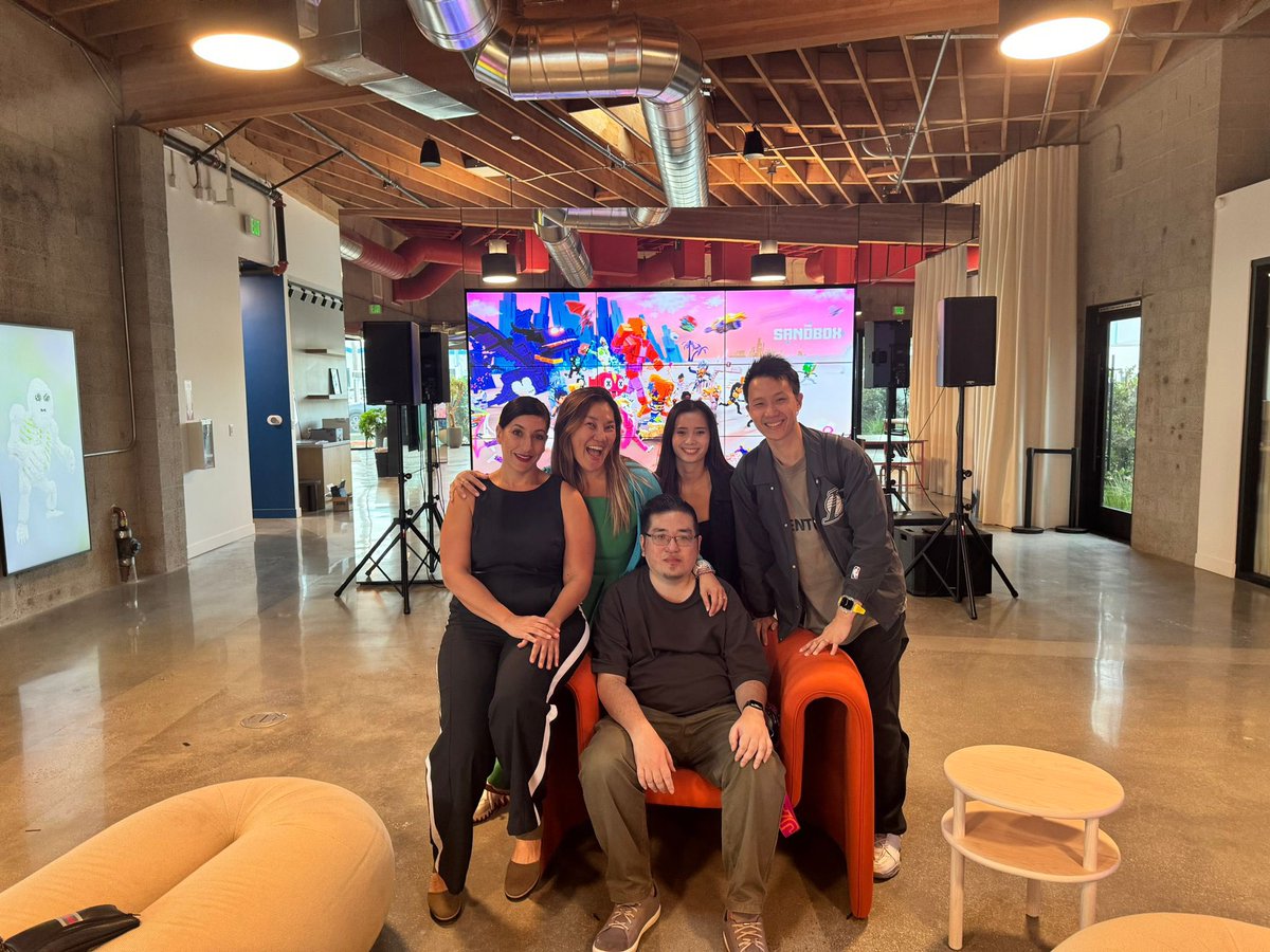 iamlorettachen's tweet photo. Smobler in The Sandbox LA ! 💙💙💙
The office has grown so much since I last visited exactly over a year ago ! #thesandbox #sandfam #arcfam https://t.co/JQEAhQjlLd