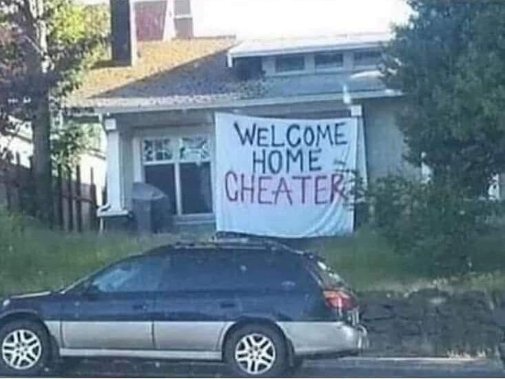 ⠀⠀⠀
⠀⠀⠀   Vio  a  Agatha.