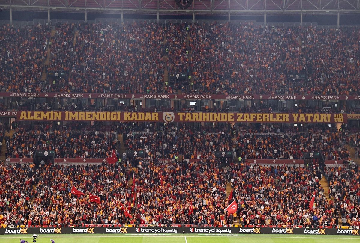 Aekaratas24's tweet photo. Sonra tekrar dedimki iyi ki Galatasaraylıyım💛❤️ yüreğimiz,bağlılığımız,takım ruhumuz yeter … #galatasaraytottenham #UEFA #GSvsTOT https://t.co/v5xaIchcGr