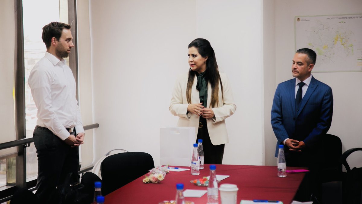LauraGlezEDOMEX's tweet photo. Superviso hoy la atención que se brinda a inversionistas en la Dirección General de Atención Empresarial para orientación y seguimiento de proyectos próximos a instalarse en cuanto a trámites y servicios de alcance estatal y municipal. 

#ElPoderDeServir https://t.co/Jtzyh3dSYN