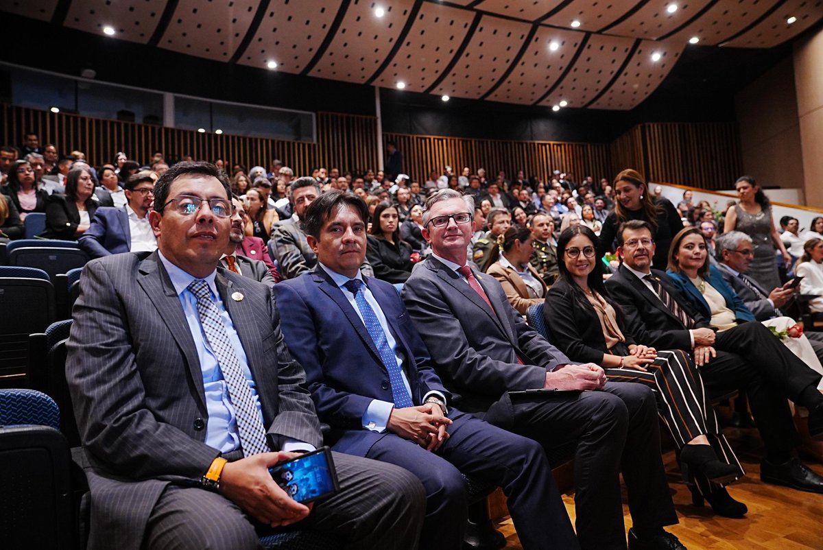 BDEcuadorBP's tweet image. El #GerenteGeneralBDE, @CRiveraBautista, participó en la sesión solemne por los 193 años de @FinanzasEc. Como #BDE, trabajamos en conjunto💪 para apoyar a los #GAD y a la ciudadanía 🇪🇨, impulsando proyectos que hacen realidad el desarrollo del país.