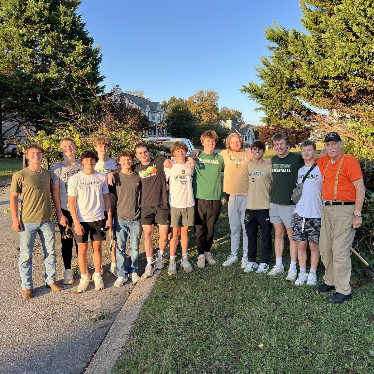 SeahawkBBall's tweet photo. Early morning practice means that we get to spend the afternoon serving. We were able to help at Mr. and Mrs. Wheaton’s house clearing brush, trimming trees/bushes, and getting to talk with them. What a great afternoon to bond together as a team and serve others. #PUHT #ALLIN https://t.co/t81qXSN9zT