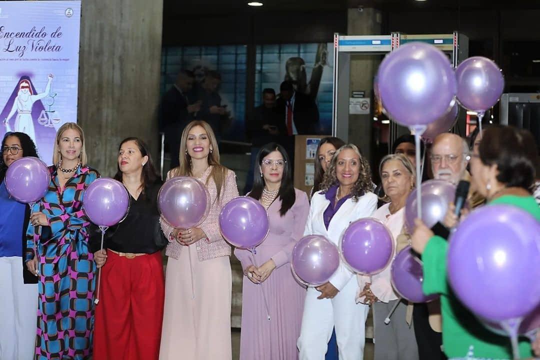 El Tribunal Supremo de Justicia inició las actividades en Conmemoración al Día Internacional de la Eliminación de la Violencia contra la Mujer con el acto de encendido de la Luz Violeta en la fachada del Máximo Juzgado del país.