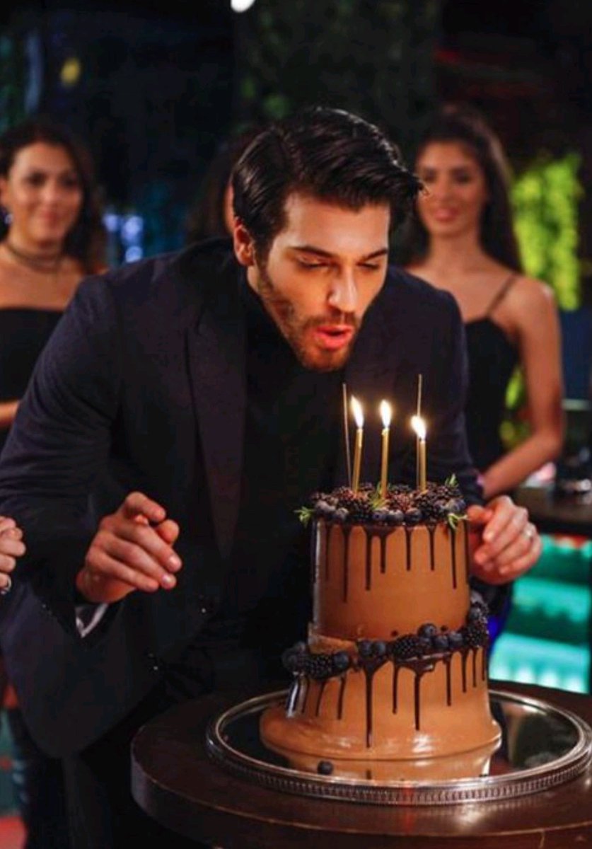 NicoIncer2's tweet photo. Tanti auguri a te felice compleanno 🎉 🥳 
#HappyBirthday35CanYaman https://t.co/WKU1C1M2xI