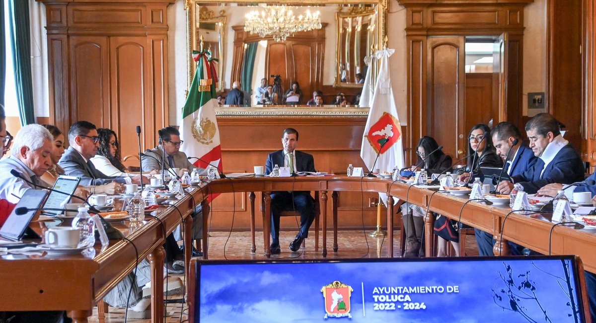 JuanMacciseOfi's tweet photo. …drenaje y alcantarillado para el ejercicio fiscal 2025.

Tomé protesta a Héctor Agustín Orellán Tavera como nuevo titular de @ServPubToluca y refrendé mi compromiso de seguir reforzando los trabajos de bacheo para recuperar las calles de nuestras delegaciones. (2/2) https://t.co/Gun5n2nhv1