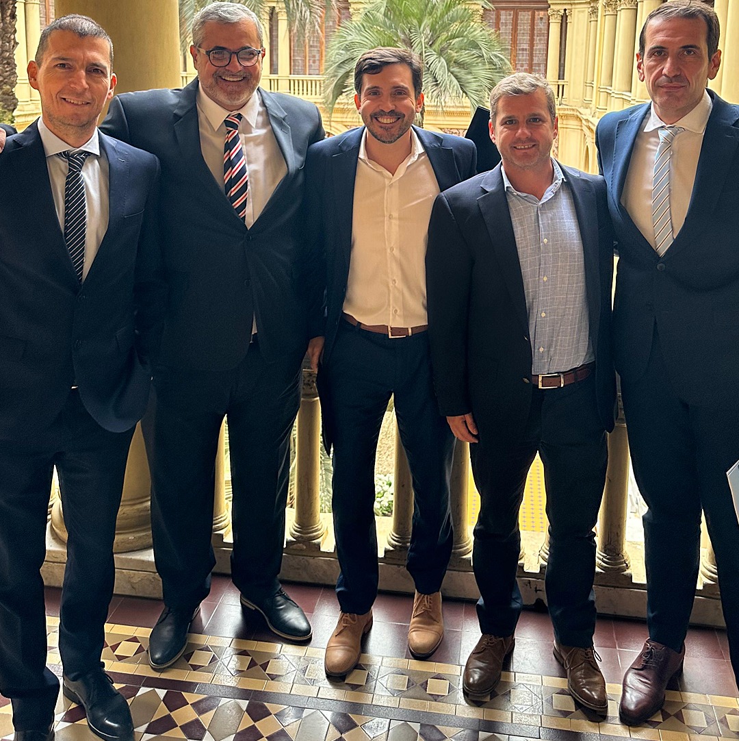 mariano_campero's tweet photo. 𝐃𝐍𝐔: 𝐯𝐚𝐦𝐨𝐬 𝐚 𝐫𝐞𝐜𝐡𝐚𝐳𝐚𝐫 𝐞𝐥 𝐝𝐢𝐜𝐭𝐚𝐦𝐞𝐧 𝐝𝐞𝐥 𝐤𝐢𝐫𝐜𝐡𝐧𝐞𝐫𝐢𝐬𝐦𝐨 𝐲 𝐝𝐞 𝐥𝐨𝐬 𝐪𝐮𝐞 𝐞𝐬𝐭𝐚́𝐧 𝐩𝐨𝐫 𝐝𝐞𝐭𝐫𝐚́𝐬.

Nuestra posición tiene tres ejes: equilibrio fiscal, dejar gobernar y respeto por las instituciones.

El Gobierno de @JMilei ha enfrentado dos intentos de desestabilización financiera: jubilados y universidades.

Se viene un tercer intento de desestabilización: institucional, esta vez: los DNU.

Tenemos el riesgo país más bajo desde 2019. Tenemos el dólar en menos de $ 1.200. En diciembre del año pasado la inflación estaba en 25,5 %; hoy, cerca de 4 %. No retrocedamos.

Nosotros bancamos el discurso de equilibrio fiscal.  

El kirchnerismo, en cambio, quiere dejar a Milei sin decretos. 

Actualmente, para que un DNU sea rechazado se requiere que las dos Cámaras se expidan. Los K pretenden que baste con el rechazo de una sola Cámara y que pierda vigencia si no es ratificado en un plazo de 90 días. Una locura.

Coincidimos en que debemos regular esta herramienta. Pero así también, el DNU está previsto en la Constitución; le permite a un jefe de Estado legislar en circunstancias excepcionales. 

La Argentina era un tren bala camino a la hiperinflación.  Y ningún presidente en la historia de este país tuvo tanta debilidad parlamentaria como Milei.

Néstor Kirchner gobernó con 236 DNU.
Cristina Fernández con 78.
Alberto Fernández con 177.
Milei lleva cinco.

El kirchnerismo, que hizo del Congreso una escribanía, ahora es republicano. Agarran un tema noble (otra vez) para voltear al Gobierno.

Gran parte del arco político ha bregado durante décadas por la continuidad de los DNU. Hoy abrazan otra biblioteca jurídica.

Queremos que a este Gobierno le vaya bien para que a la Argentina le vaya bien. Queremos que no vuelva el kirchnerismo. 

@MartinArjol
@LuisPicat
@CerviPablo
@FedeTournier0 
@franmmonti
Mariano Campero