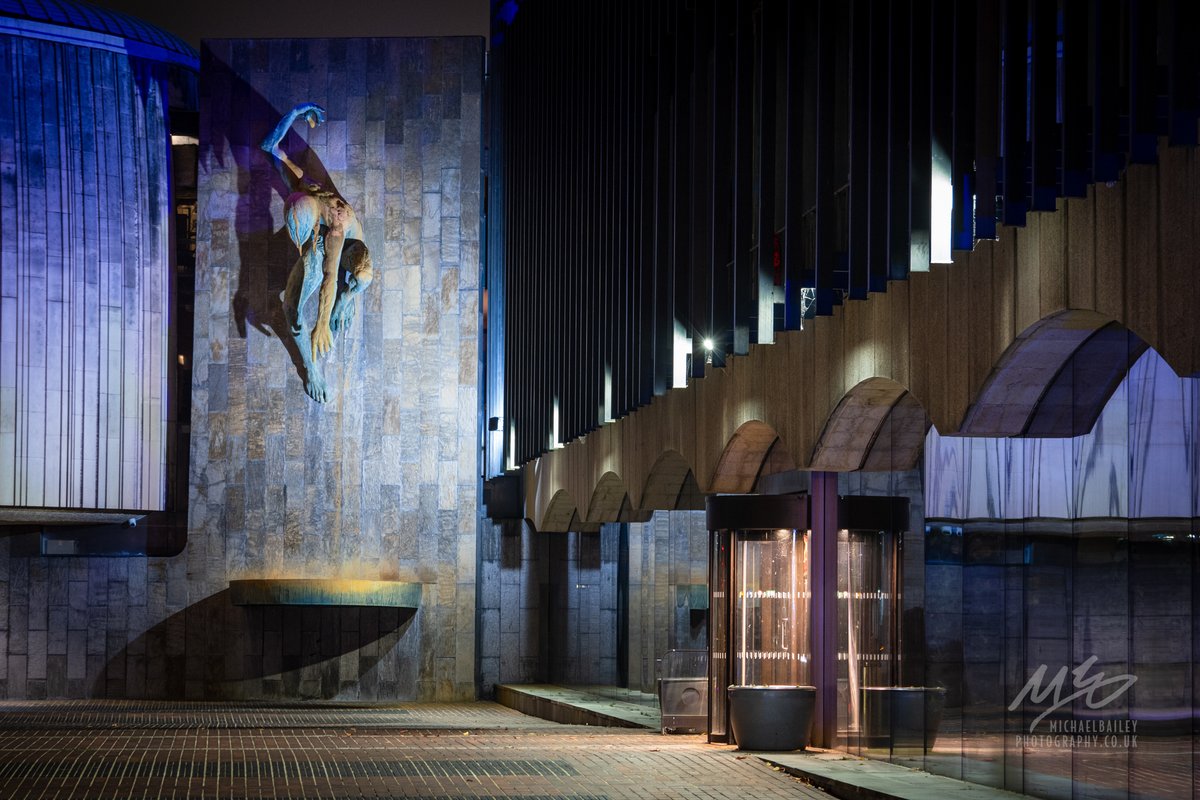 📸#Newcastle photo thread! Went for a short walk around our beautiful city this evening. Here's some pics! 1/ David Wynne's The River God Tyne, Civic Centre.