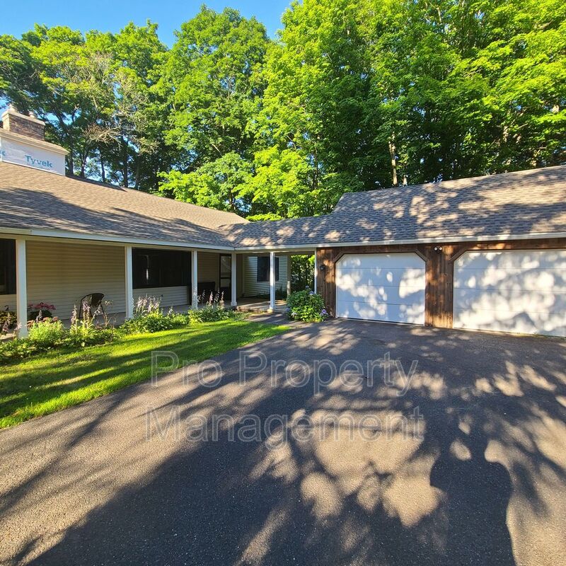 yourpropmct's tweet image. Cozy &amp;amp; Modern - 2 BR / 1 BA | $1,795
Freshly painted, with new floors, fenced backyard, and in-unit laundry. Includes garage parking! Small pet-friendly. Move in today and enjoy country charm with city convenience.
app.tenantturner.com/qualify/60-wes…
 #yourpropmct  #propropertymanagement