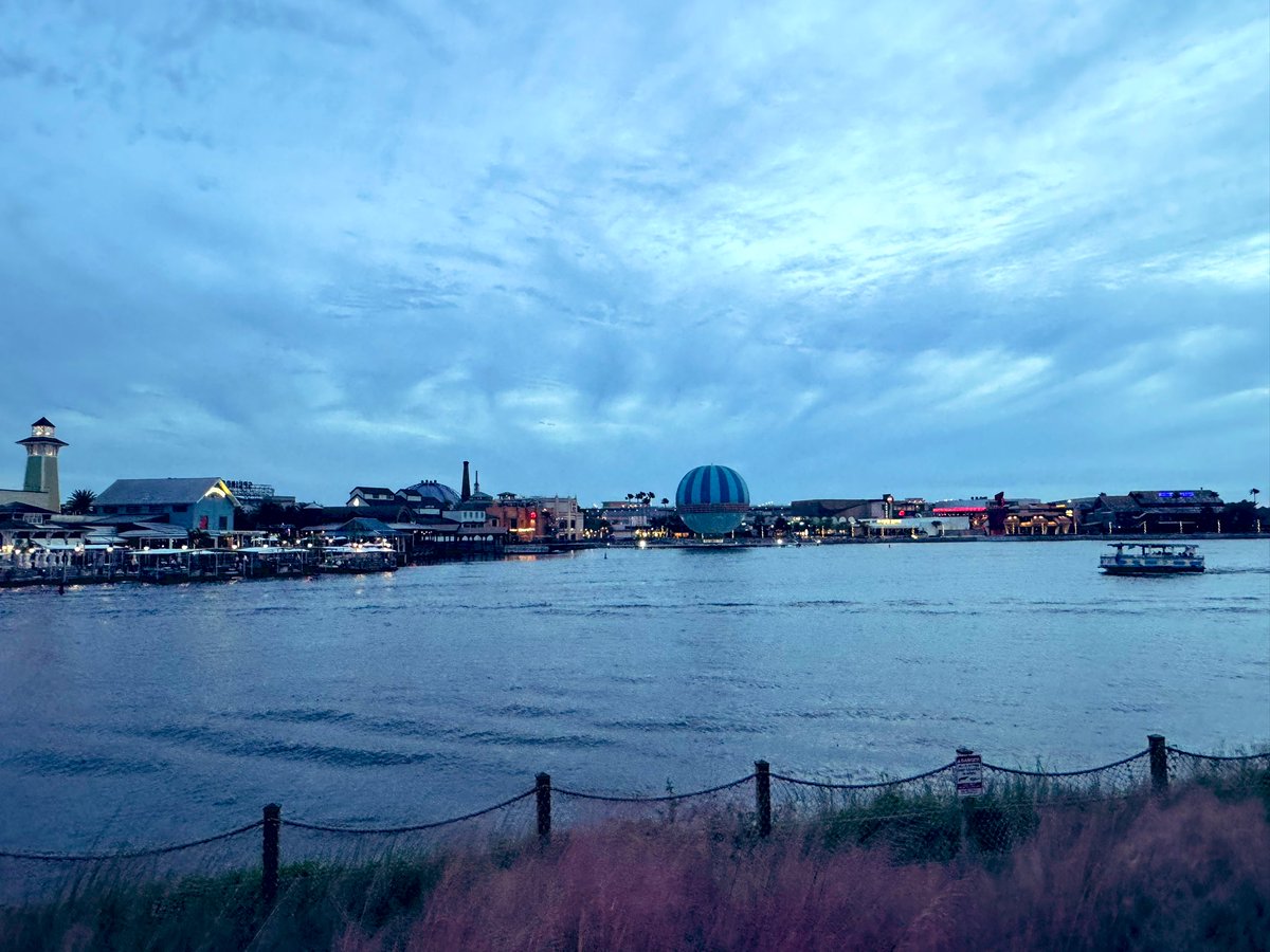 CHRIS in the Concierge Lounge tweet media