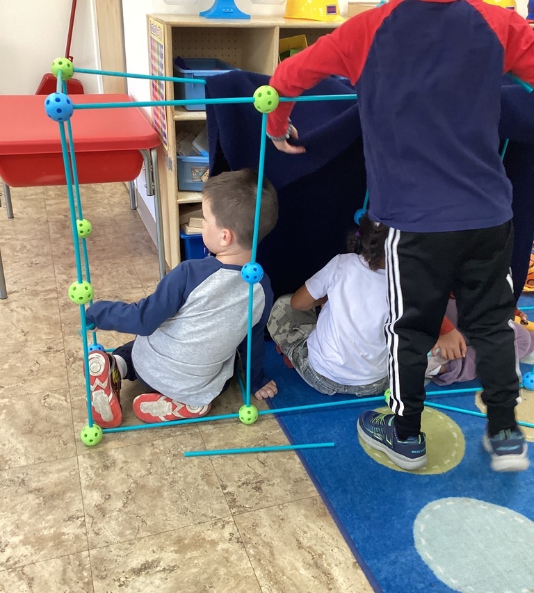 kerra3's tweet image. 👷🏼‍♂️⚙️Full STEAM ahead! Our Kindergarten Enrichment class designed and created their own fort using materials in the classroom! This whole-group activity promoted creativity, collaboration and problem-solving skills!⚙️👷🏼‍♀️

#wonderoflearning #steam #goddardschool...