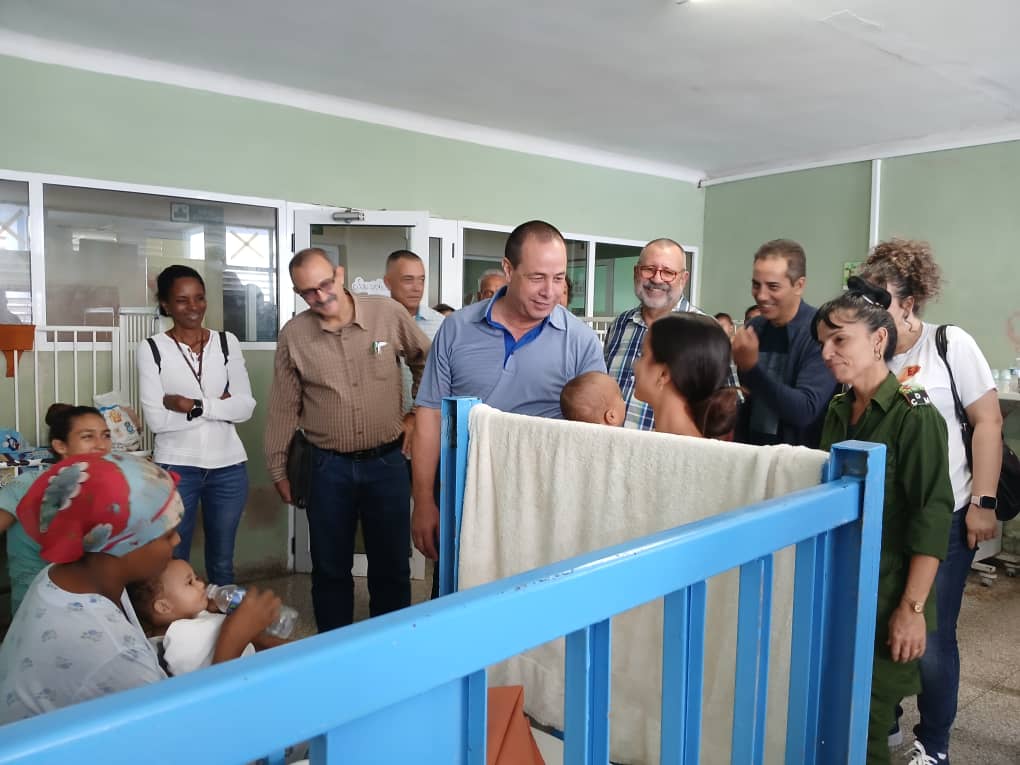 ⚕️Durante su recorrido por instituciones🏥 de Salud de la provincia de Artemisa <a href="/japortalmiranda/">José Angel Portal Miranda</a>, titular  del <a href="/MINSAPCuba/">Ministerio de Salud Pública de Cuba</a>,  evalúa con trabajadores y directivos:
📍Disponibilidad de agua, oxígeno, cobertura médica.
📍Sostenibilidad de grupos electrógenos.

#UnidosXCuba