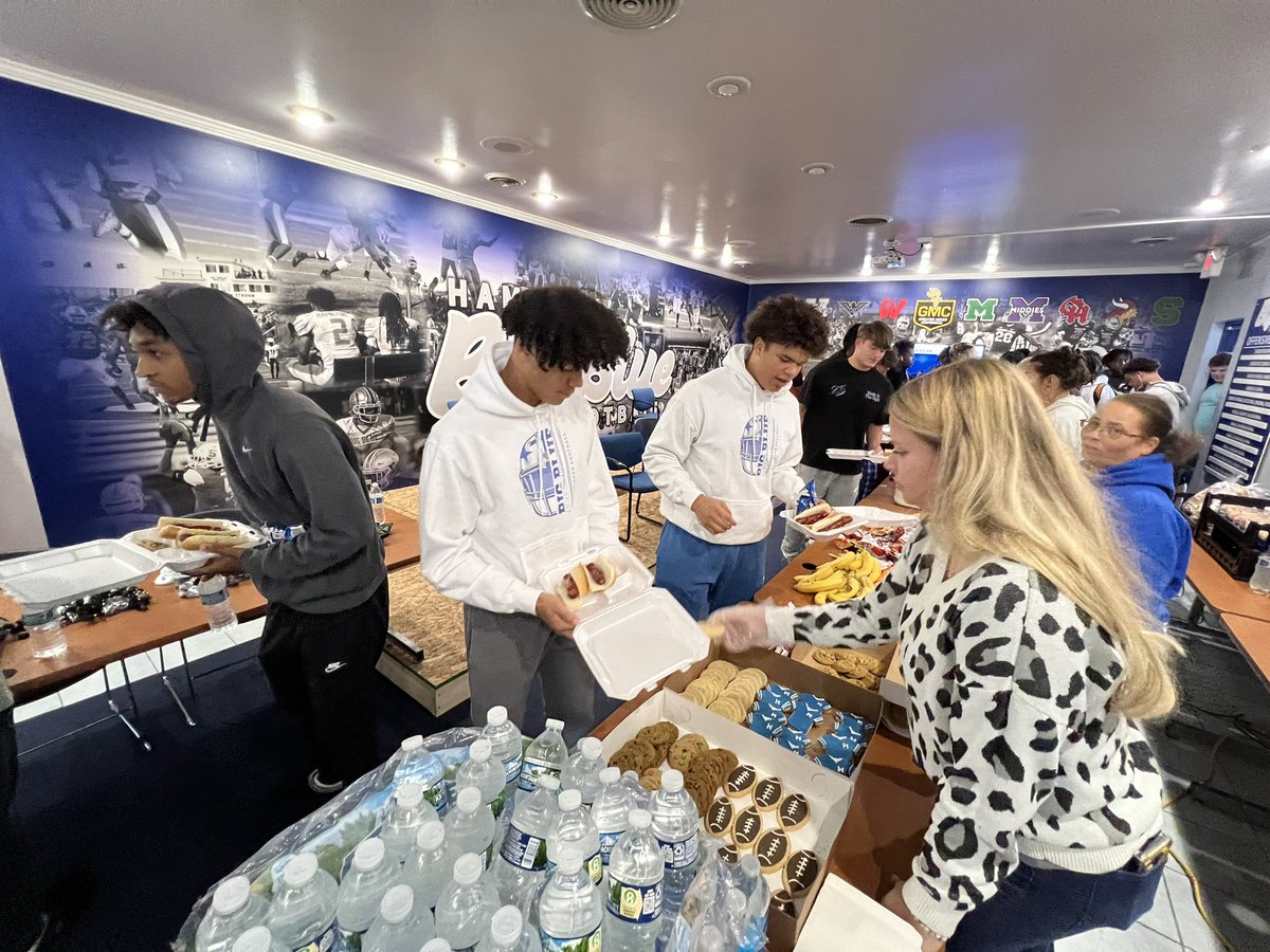 BigBlueFB's tweet photo. Big shoutout to @AndyNavey & @SmithfieldFoods for hookin’ our team up with dinner tonight. We appreciate you all so much!
#GoBigBlue
#Wateloo
#Comevisittheschwarm https://t.co/0LW6Qcz10N
