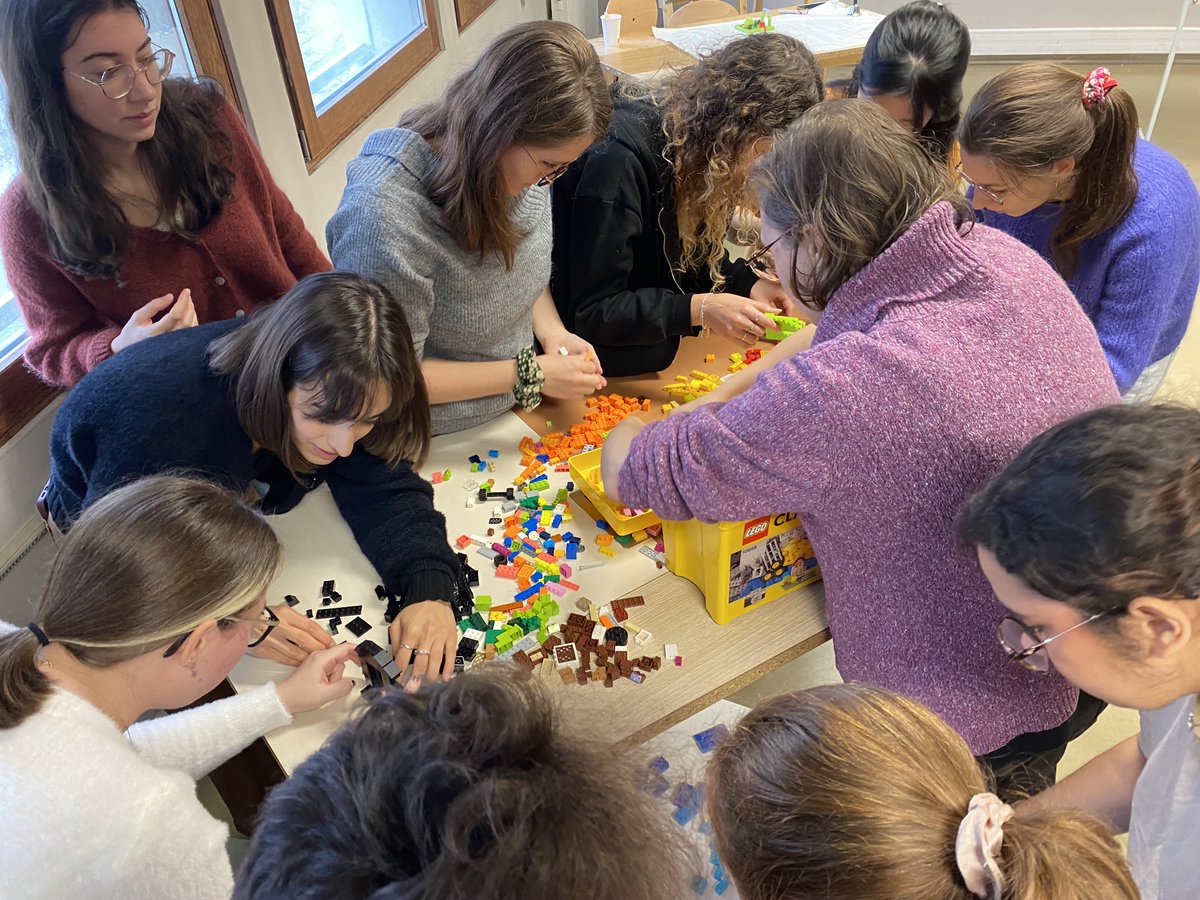 Epigenetique's tweet image. "Start-Up Creation" teaching module at the Magistère Européen de Génétique at @univ_paris_cite
Amazing group of students on an entrepreneurship journey sponsored by the @EURGENEPARIS
Demonstrating that teaching can be innovative and learning can be fun!
#BESTstudentsEVER