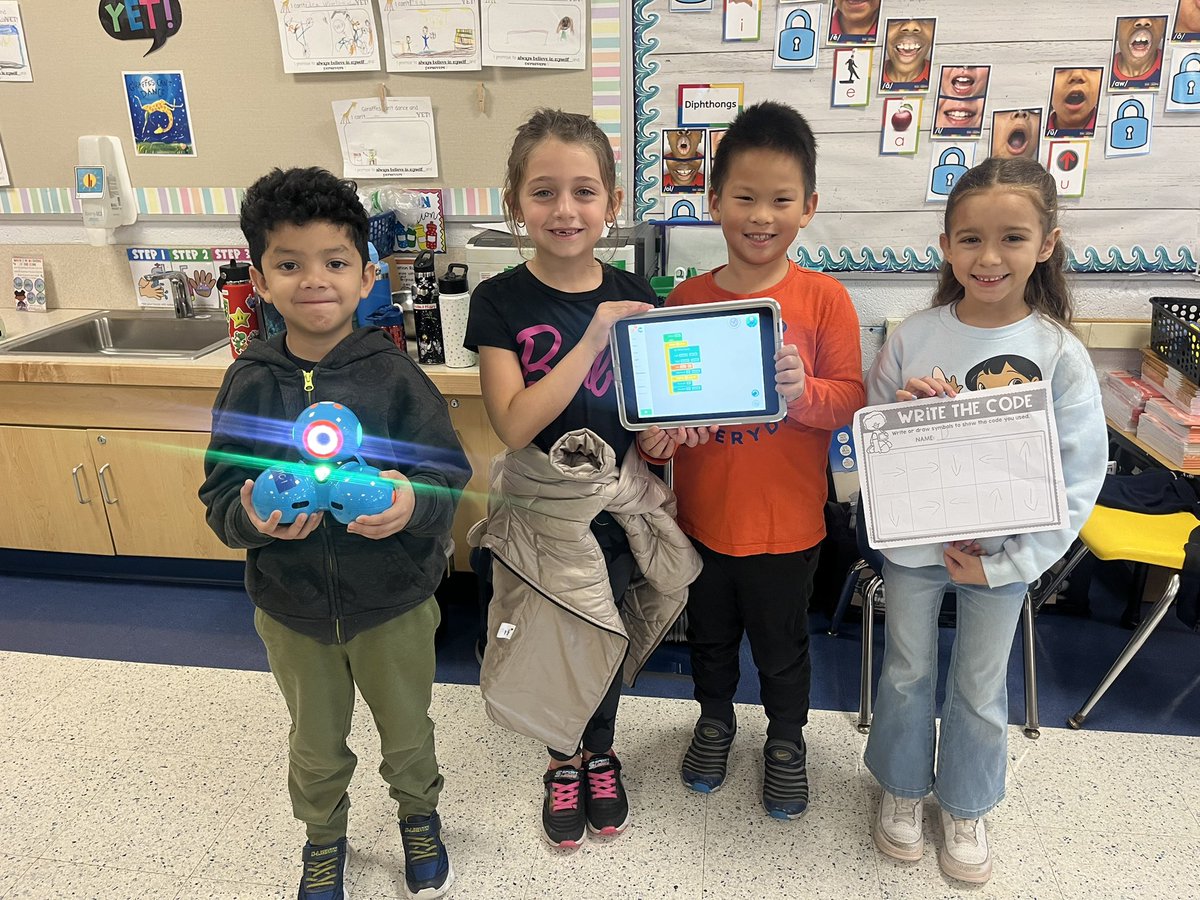 MsCareyCL's tweet photo. Room 9 is full of proud Dash coders! @CherryLaneCP1 https://t.co/Y37TMtB33q