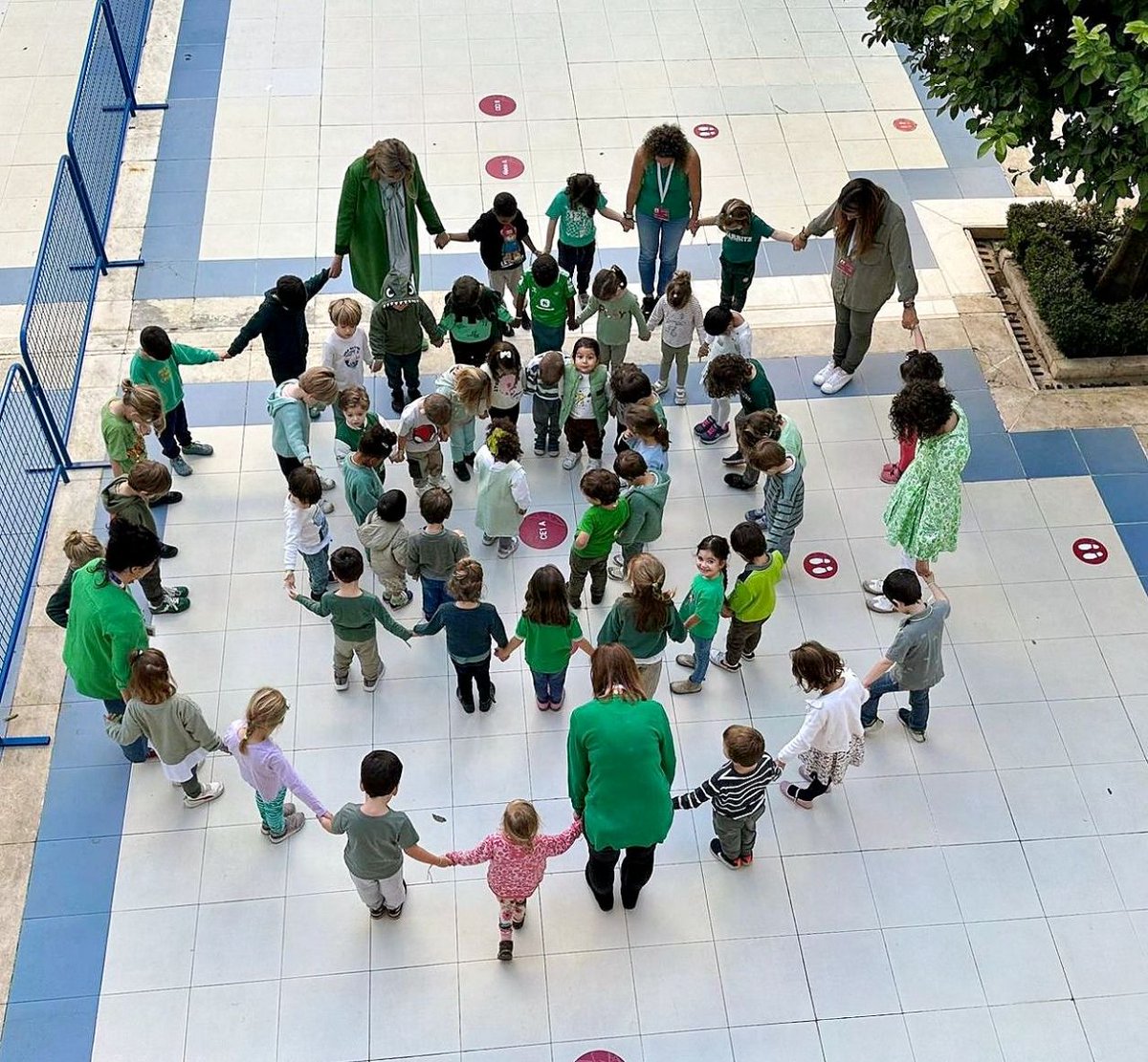 🔵 Ayer, en el Liceo Francés de Sevilla, alumnos y docentes nos unimos para decir NO al acoso escolar. Trabajamos juntos por un entorno seguro, de respeto y apoyo mutuo. 💚 #NoAlAcoso #LiceoFrancesSevilla