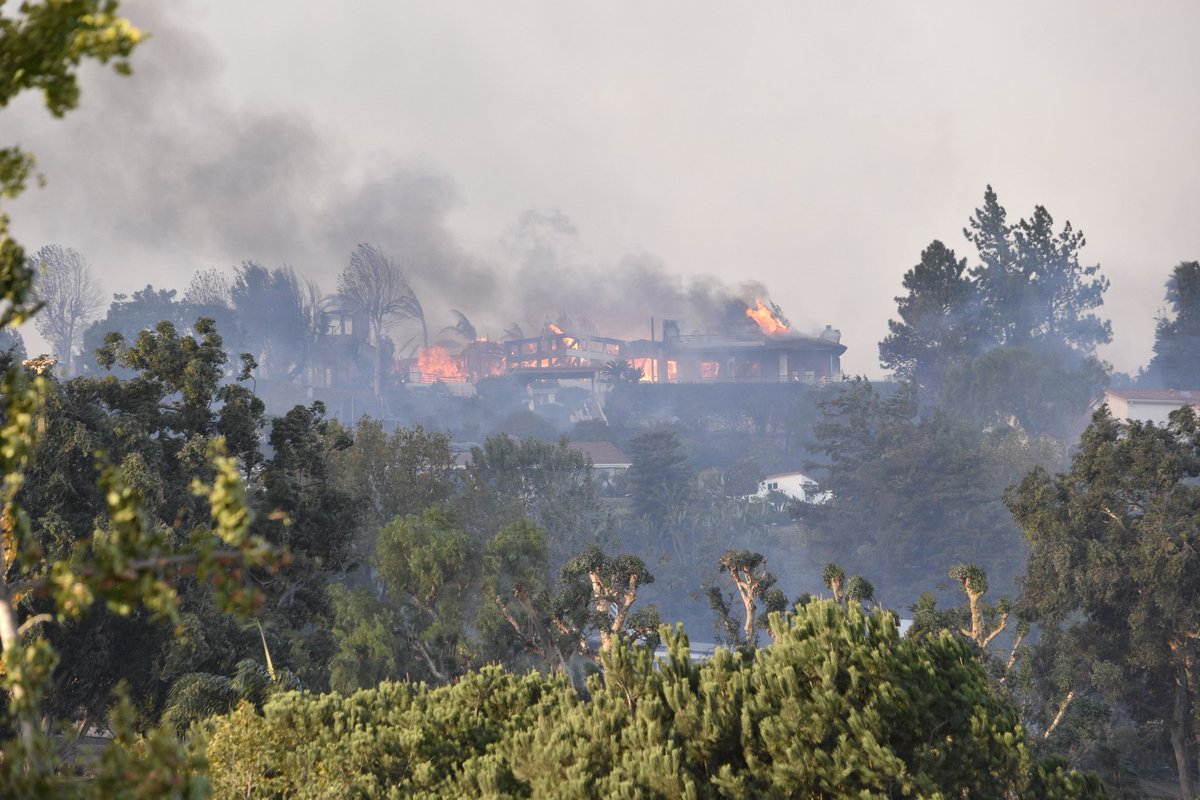RW805's tweet photo. Mountain Fire Camarillo https://t.co/VEbO7unuc2