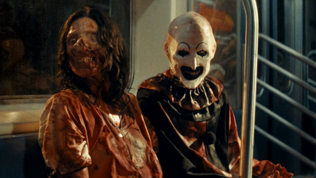 #Terrifier3 (9/10) เชียนน่า สาวผู้รอดชีวิตจากเหตุสังหารหมู่ได้มาฟื้นฟูสภาพจิตใจกับอาและครอบครัวที่บ้านในคริสต์มาส แต่เธอกลับพบว่าเจ้าฆาตกรตัวตลก Art ที่ฆ่าแม่และเพื่อนๆของเธอยังไม่ตาย มันได้ปลอมตัวเป็นซานต้าเพื่อออกไล่ฆ่าเด็กๆให้ตายอย่างน่าสยดสยอง พร้อมมาชำระแค้นกับเธออีกครั้ง