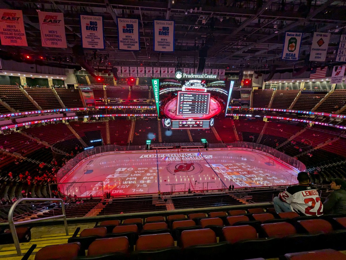 EbibiGlass's tweet photo. 1ere fois que je vais regarder un match de hockey, écoutez deja ça donne le vertige https://t.co/syXOodpq4c