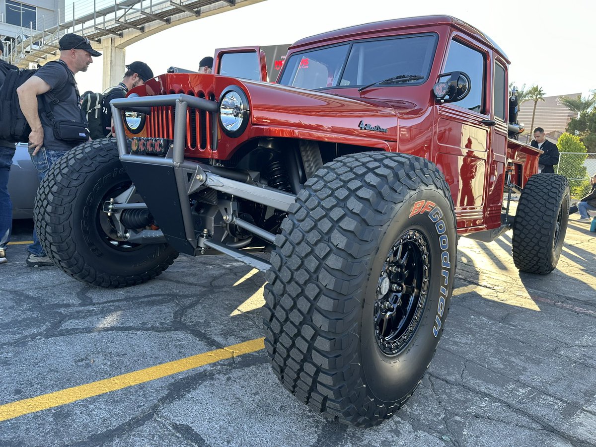 SummitRacing's tweet image. Here are the Top 4 finalists for @SEMASHOW Battle of the Builders! 🏆 Who’s taking the win? Drop your pick in the comments! 👇#BattleOfTheBuilders #sema2024 #summitracing  #datsun #willys #astonmartin #charger