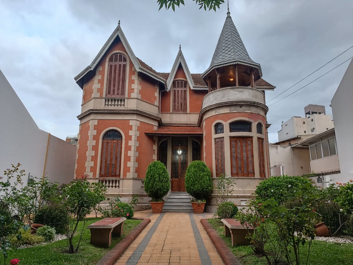brezhneviano's tweet photo. Salí en bici, yo no buscaba nada y me encontré esto. Dolores 438 (entre Bonifacio y Directorio), Floresta. https://t.co/lTC3Af1SB2