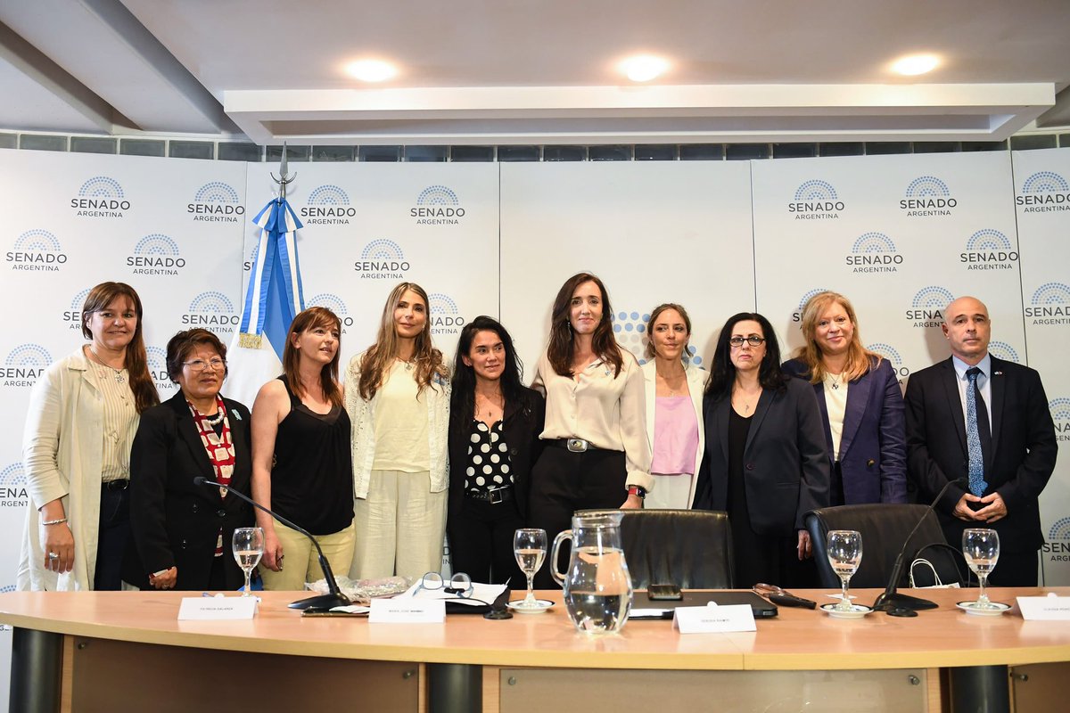 VickyVillarruel's tweet photo. ¡No les vamos a permitir que perviertan el futuro de la Argentina!

Hoy participé de una charla de vital importancia para el futuro de nuestros niños y adolescentes. Estuve en el Seminario sobre Género e Identidad: el problema de la sexualización infantil” donde madres y especialistas del Derecho, la Medicina y el Periodismo analizaron la creciente y constante sexualización a la que son sometidos nuestros chicos en el sistema educativo.  Organizado por las Direcciones de Atención Ciudadana y Cultura del Senado participó la Asociación MANADA que nuclea a madres de niños y adolescentes con disforia de género.  
Uno mi voluntad a la de todos los que están luchando para que nuestros chicos sean respetados en su inocencia y pudor. ¡Con los chicos no!