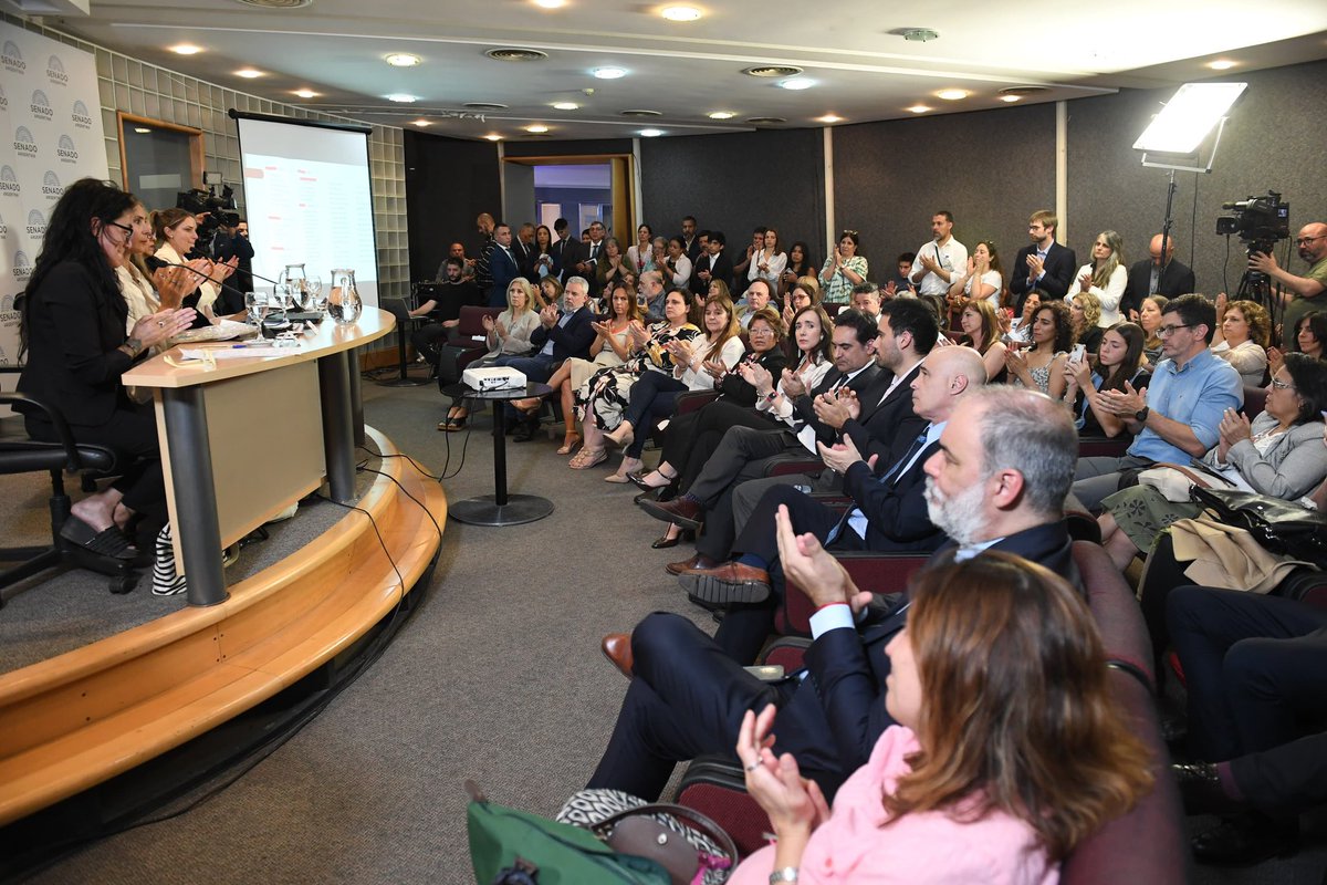 VickyVillarruel's tweet photo. ¡No les vamos a permitir que perviertan el futuro de la Argentina!

Hoy participé de una charla de vital importancia para el futuro de nuestros niños y adolescentes. Estuve en el Seminario sobre Género e Identidad: el problema de la sexualización infantil” donde madres y especialistas del Derecho, la Medicina y el Periodismo analizaron la creciente y constante sexualización a la que son sometidos nuestros chicos en el sistema educativo.  Organizado por las Direcciones de Atención Ciudadana y Cultura del Senado participó la Asociación MANADA que nuclea a madres de niños y adolescentes con disforia de género.  
Uno mi voluntad a la de todos los que están luchando para que nuestros chicos sean respetados en su inocencia y pudor. ¡Con los chicos no!