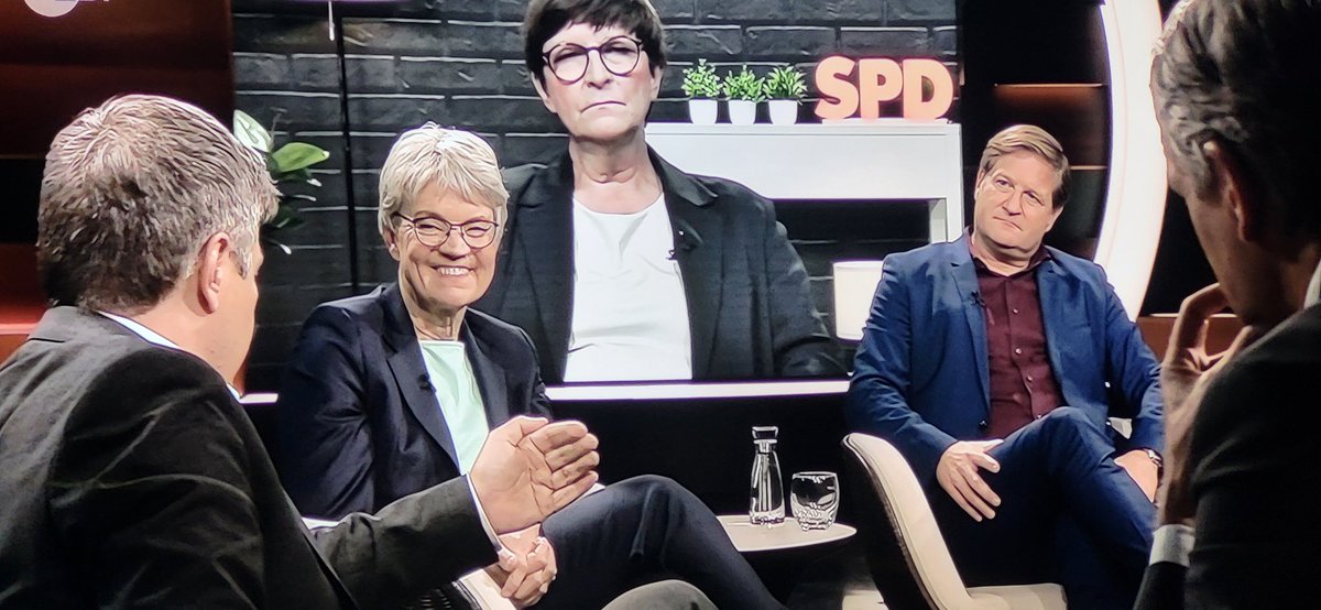 Lehrstunde bei #Lanz, wie deutscher Journalismus heute am Boden liegt: #Habeck sinniert, wie Politik die Zukunft nicht mehr mit alten Handlungsmustern aus GroKo Zeiten meistern wird. Höning wendet #Heizungsgesetz ein, #Bröcker kritisiert Mikromanagement, Lanz Förderstopp E-Autos!