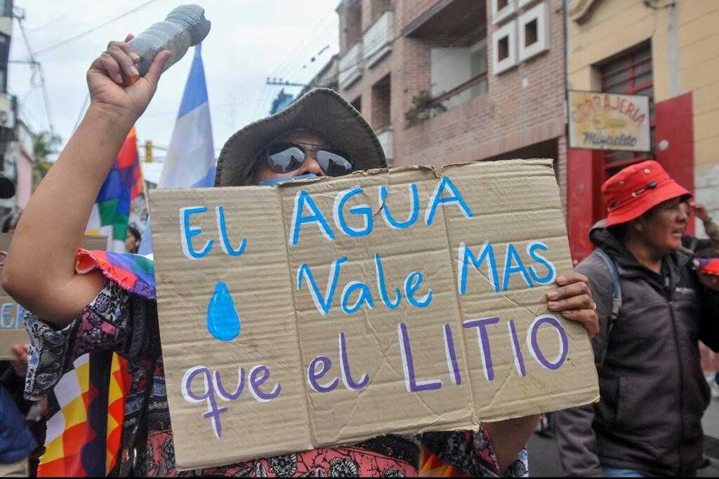 El RIGI viene a intensificar la destrucción de los territorios. Lo que precisamos es lo contrario: cambiar de rumbo y reorientar las economías ¿Cuánto vale un río, un humedal en tiempos de crisis climática? 📢🌎
✍️ Horacio Machado Aráoz
➡️bit.ly/3XyF0oc