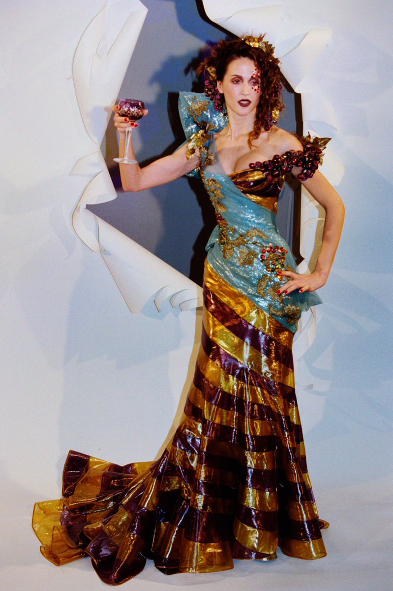 pinkmochhi's tweet photo. who was this queen at the 1999 Oscars? wearing THE Christian Dior gown from the spring 1999 couture by galliano https://t.co/yeIu7sRNs4