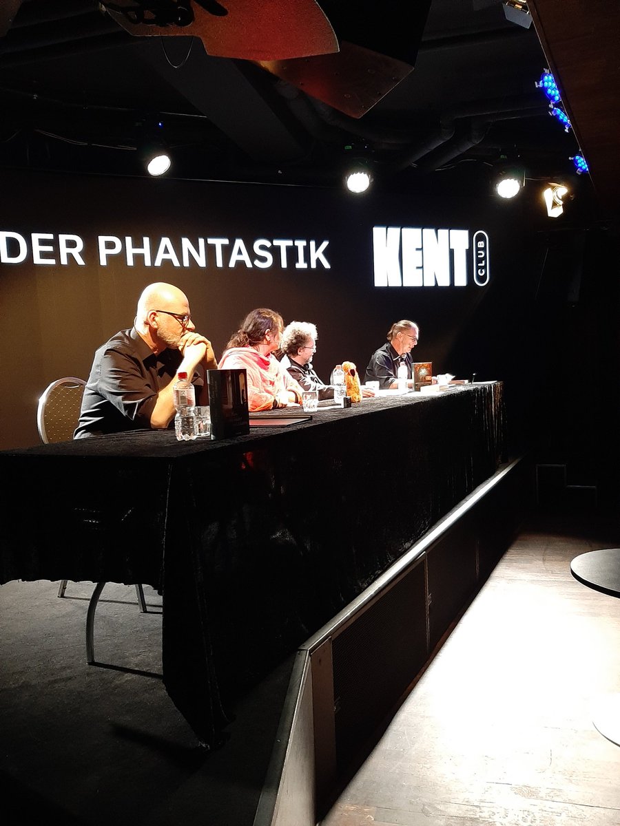 yuri_books's tweet photo. Es war großartig und eine super Atmosphäre! DANKE für den tollen Abend! 😍
#MeisterderPhantastik #Lesetour @markus_heitz #BernhardHennen @KaiMeyer #KentClub #Hamburg https://t.co/mB2LaG6i9H