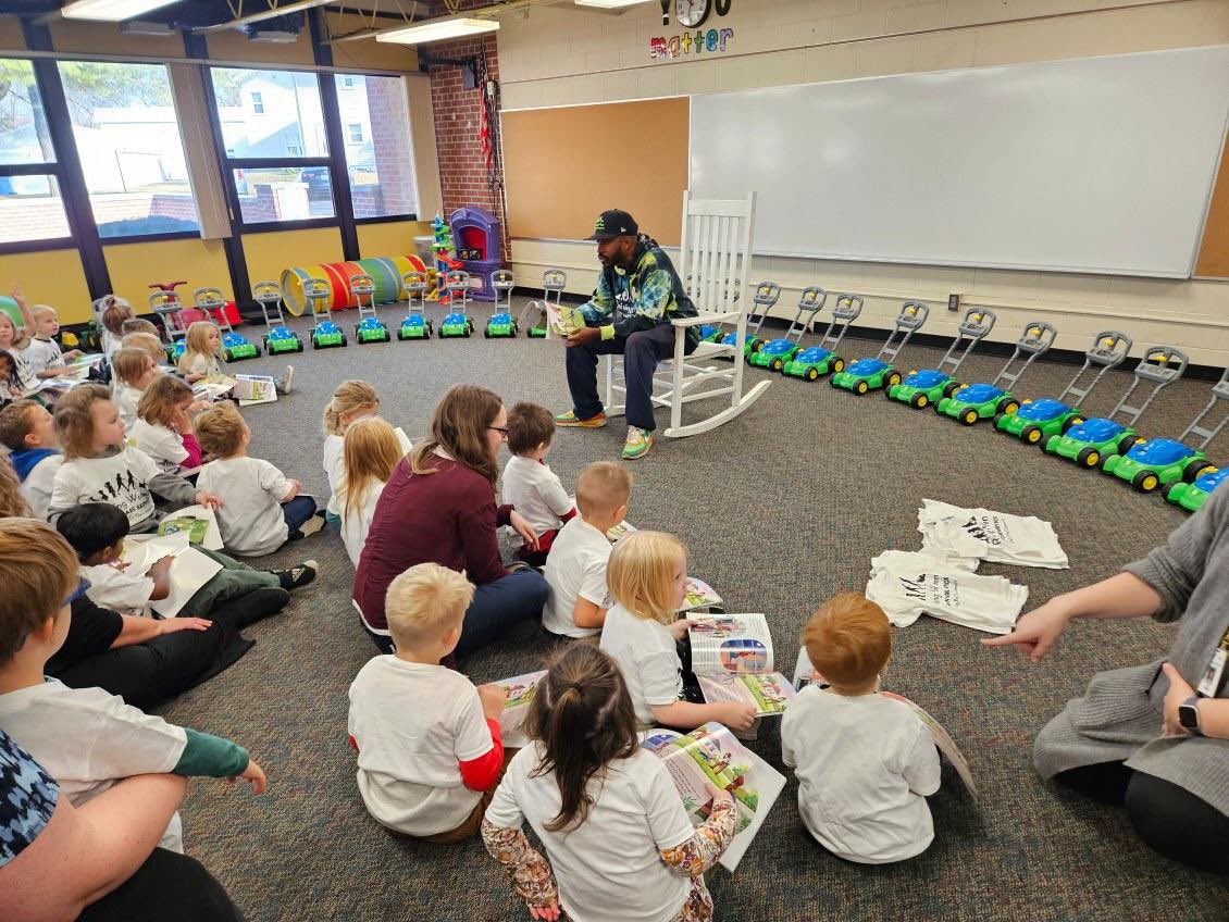 iamrodneysmith's tweet photo. Today, I had the wonderful experience of reading my book to a classroom for the first time. Seeing the kids follow along page by page and ask questions truly made me light up.

Learn more about my book : https://t.co/m29cpZbGjP https://t.co/Wt4N7veAUm
