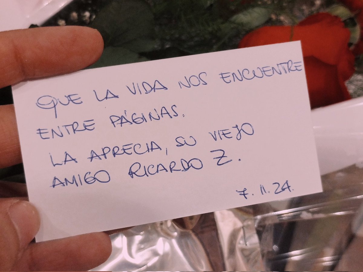 Uno de mis clientes favoritos me contó el lunes que se iba a vivir a un pueblito en San Luis para cambiar de aire porque en sus 83 años no había salido de San Rafael. Hoy me llegaron rosas a la librería con esta hermosa dedicatoria.