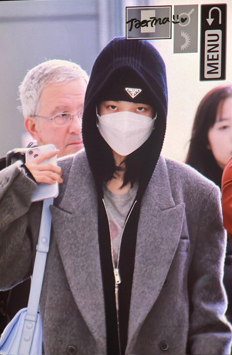 hyvnrina's tweet image. we can even see hyunjin's face in karina