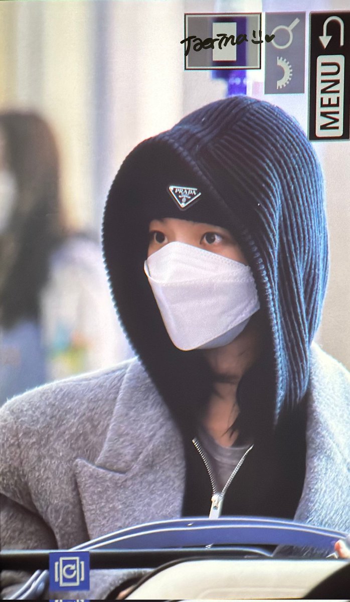 hyvnrina's tweet image. we can even see hyunjin's face in karina