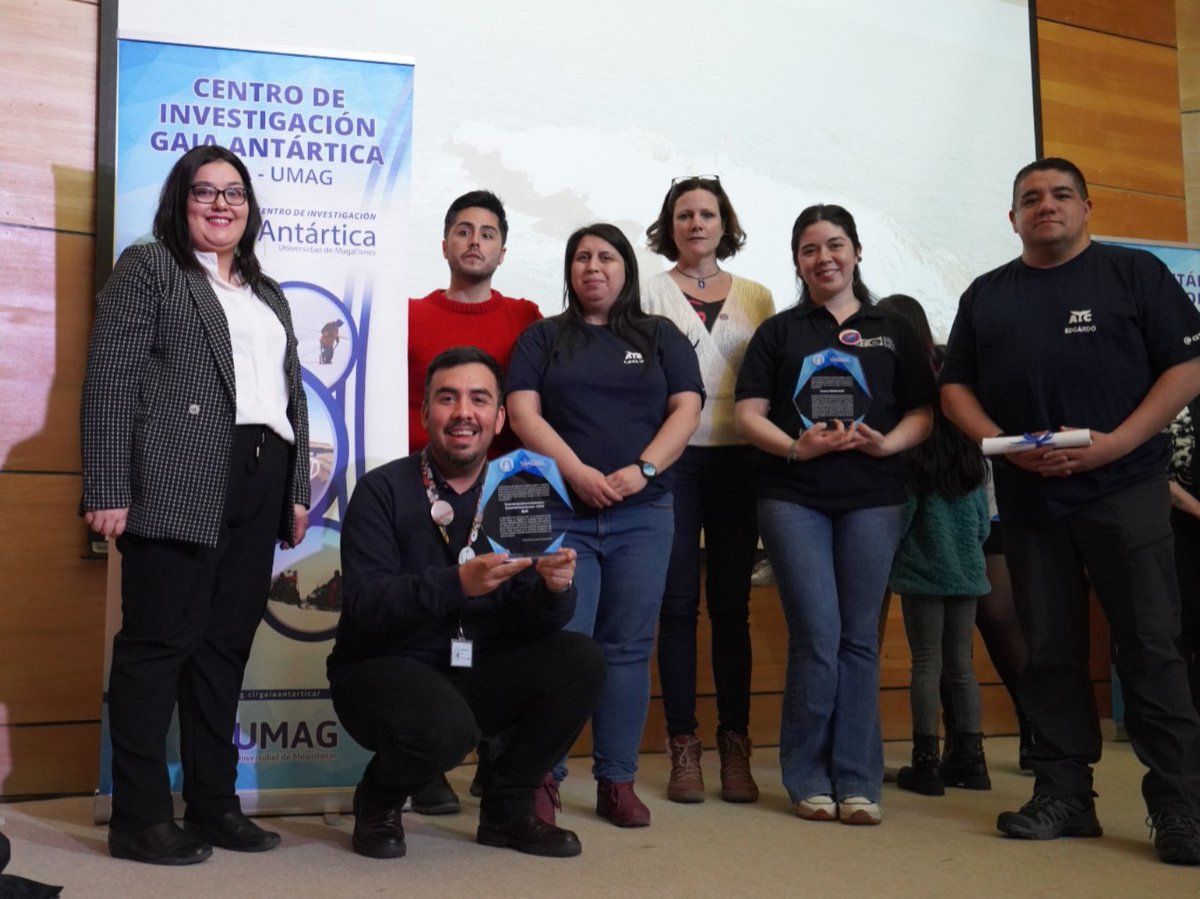 🇦🇶💙 ¡ORGULLO! Nuestro <a href="/MilenioBASE/">Instituto Milenio BASE</a> fue reconocido por <a href="/UmagCiga/">CIGA UMAG</a> con su "Sello Antártico Institucional" por nuestro trabajo de dos años con escuelas y docentes en todo el país...Agradecemos al Prof. Alfredo Soto y Prof. Emanuel Sotelo por su rol en este camino 👏