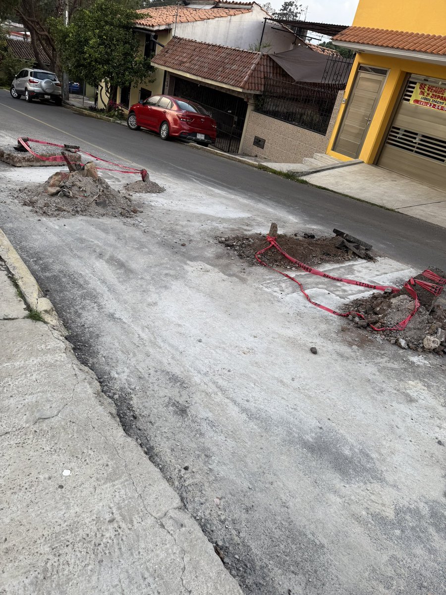 rulo007's tweet photo. Quisiera saber cuál es el proceso para que recojan el escombro! Además de obstruir más de media calle, obstruye parcialmente mi entrada @CMAS_Xalapa  @ahuedricardo @XalapaInforma https://t.co/ffC53qKJzV