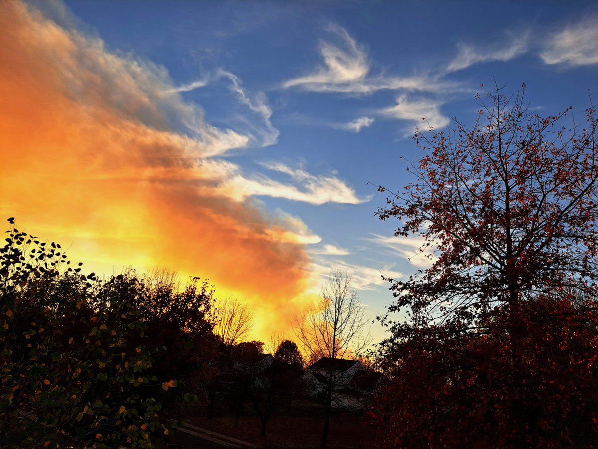 JamiePlanamente's tweet photo. Oh what a pretty sunse...oh wait, that's a wildfire... https://t.co/Jj6han8Nk7