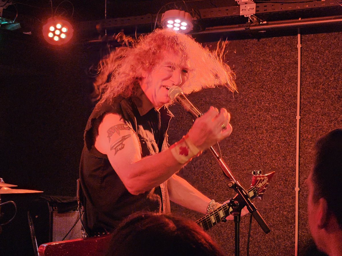 Mooi feest in een top kroeg! Anvil in <a href="/littledevilbar/">Little Devil</a> met Anvil.
