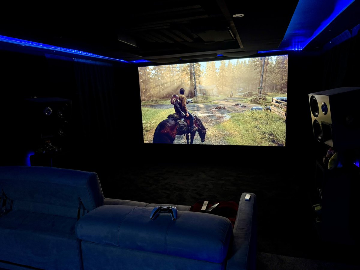 davrous's tweet image. TLOU2 sur PS5 Pro, franchement le PSSR fait un méga boulot, sur écran géant, cela se voit bien mais difficile de rendre ça en photo. C'est très impressionnant en mouvement, le rendu est incroyable, le tout en 60 fps et Dolby Atmos. Perso, je suis conquis, je vais le refaire! :)