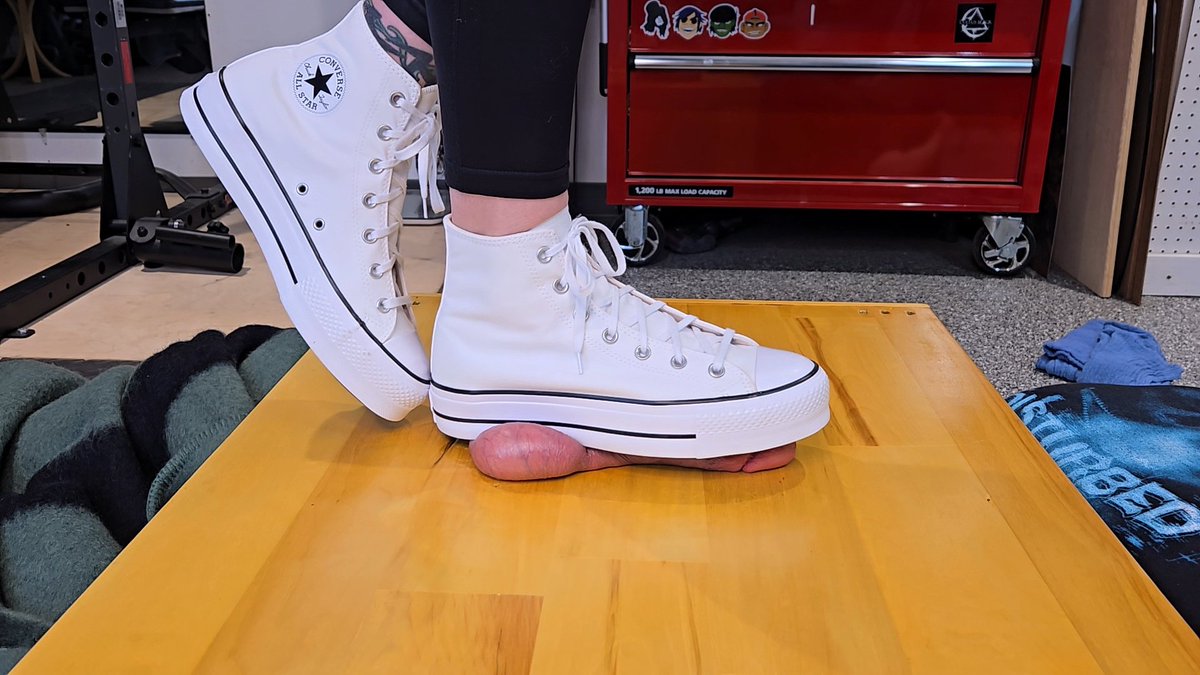 berrys_trample's tweet photo. Converse do such damage. Imprints from the soles. Sharp edges.
#conversehightops
#cbt
#size10feet
#cocktrample
#balltrample
@tramplefan12003 https://t.co/vF0HwyEPIQ