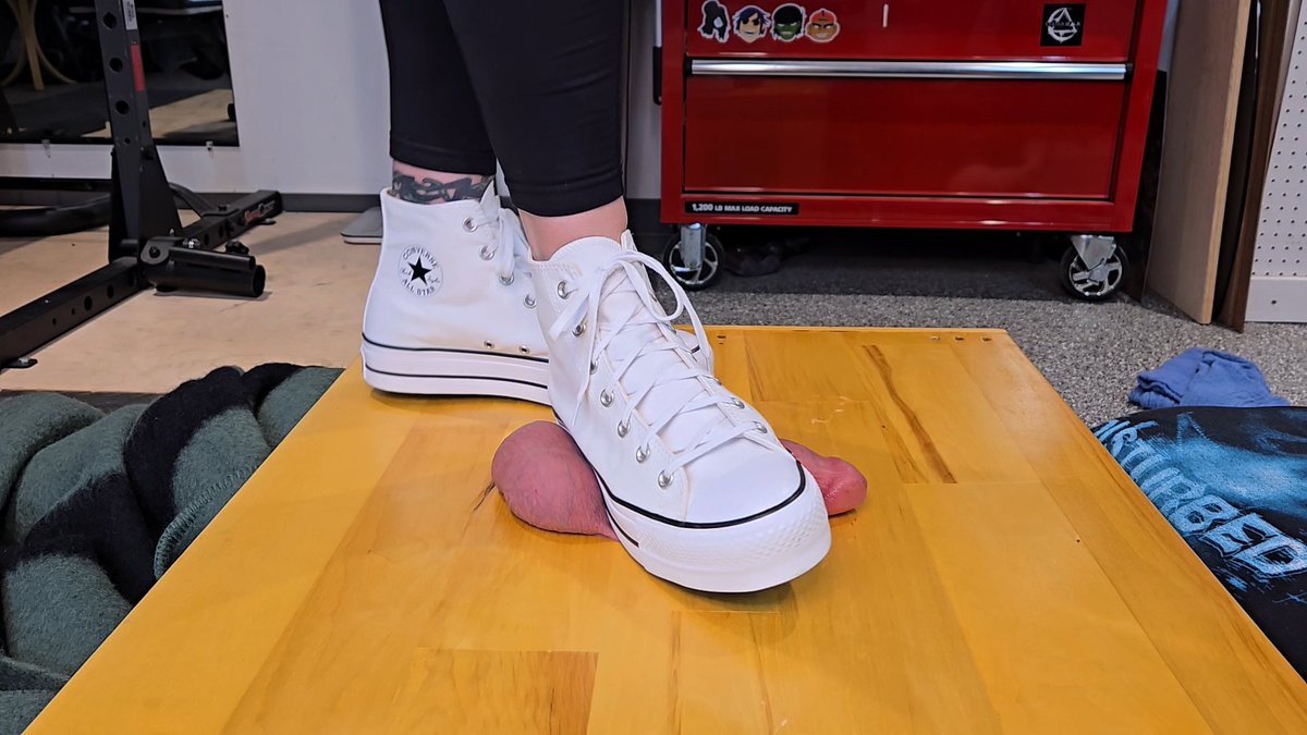 berrys_trample's tweet photo. Converse do such damage. Imprints from the soles. Sharp edges.
#conversehightops
#cbt
#size10feet
#cocktrample
#balltrample
@tramplefan12003 https://t.co/vF0HwyEPIQ