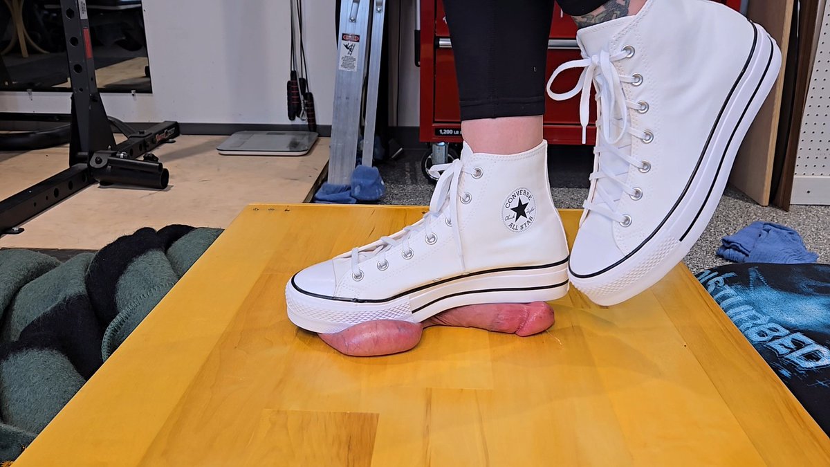berrys_trample's tweet photo. Converse do such damage. Imprints from the soles. Sharp edges.
#conversehightops
#cbt
#size10feet
#cocktrample
#balltrample
@tramplefan12003 https://t.co/vF0HwyEPIQ
