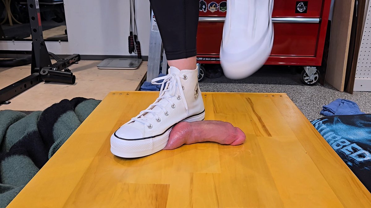 berrys_trample's tweet photo. Converse do such damage. Imprints from the soles. Sharp edges.
#conversehightops
#cbt
#size10feet
#cocktrample
#balltrample
@tramplefan12003 https://t.co/vF0HwyEPIQ
