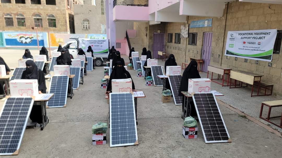 droobalnoor5's tweet photo. 20 متدربة يحصلن على مكائن خياطة مع ملحقاتها
-
 اختتمت مؤسسة دروب النور للتنمية احتفالية تسليم منح مشاريع التمكين في مجال الخياطة بعد فترة تدريب استمرت شهر كامل
هدف المشروع إلى توزيع  20 ماكينة خياطة مع ملحقاتها من طاقات شمسية و اقمشة وادوات ومعدات كافية و لازمة https://t.co/DKKYYgKC7a