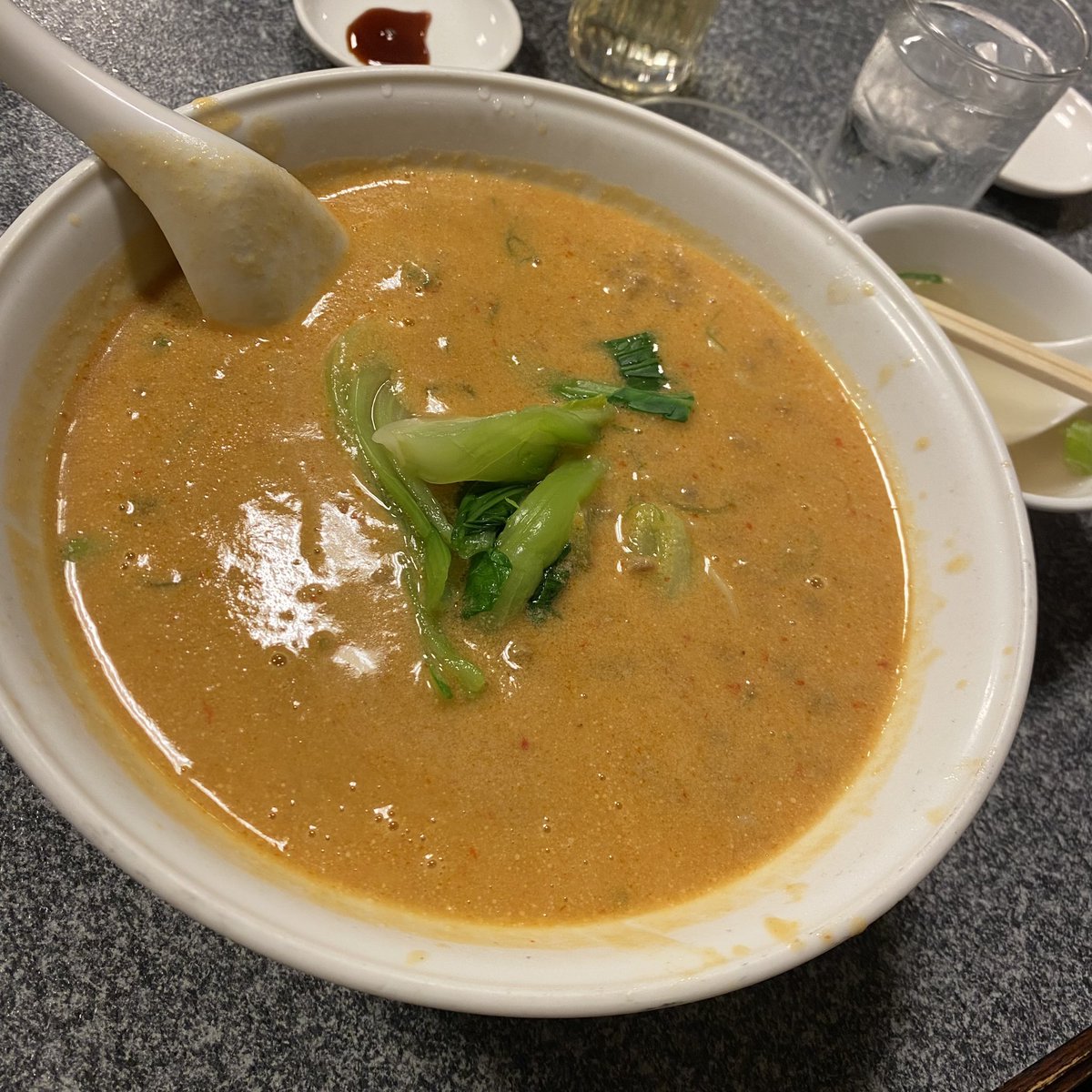 kambehiroaki's tweet photo. #天鴻餃子房 #飯田橋店
#東京都千代田区 #飯田橋駅
#担々麺
#黒豚餃子 #3個付き #セット
#追加で #半ライス
#ランチタイム #お昼ごはん
#満席
#大盛況
#季節のおすすめ麺
#ついつい半ライス頼みがち

#定食部部長 https://t.co/Ffd8hBtWxp